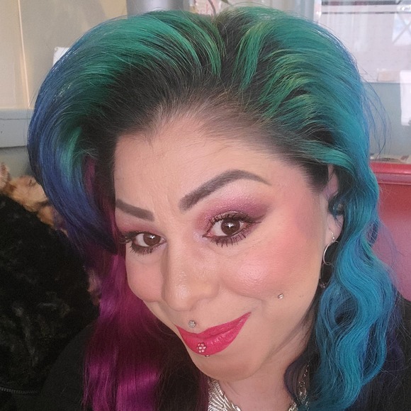 Poshmark profile picture for @twenties